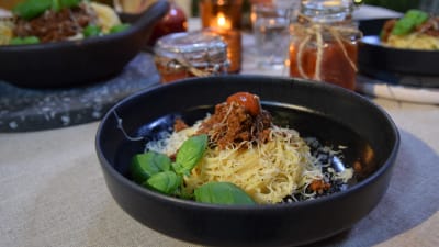 Annos valmista pasta bologneseä lautasella ruokapöydässä