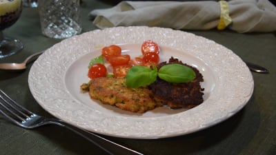 En portion med vegetariska biffarna braciole och melanzanchini.
