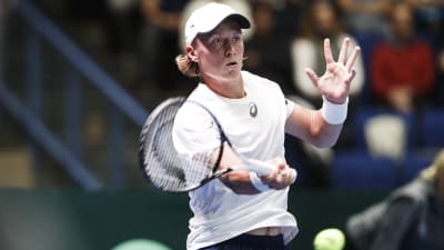 Emil Ruusuvuori slår en forehand.