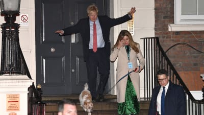 Boris Johnson på trappan till Tory-partiets högkvarter i London. 