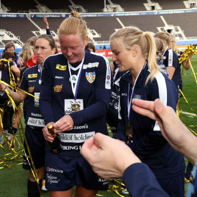 Anna Westerlund firar cupseger.