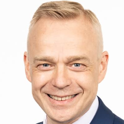 Kansanedustaja Timo Heinonen (kok) eduskunnassa Helsingissä 11. huhtikuuta 2023. 