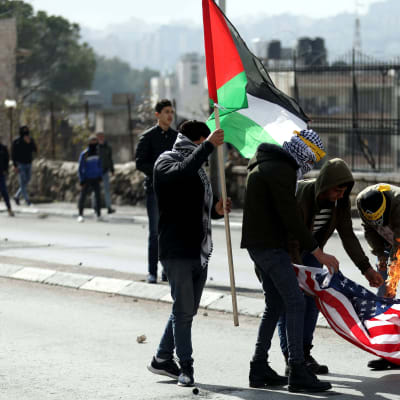 Presidentti Trumpin tiistaista Lähi-idän rauhansuunnitelmaa vastustavat mielenosoittajat polttivat Yhdysvaltain lipun keskiviikkona Betlehemissä, Länsirannalla.