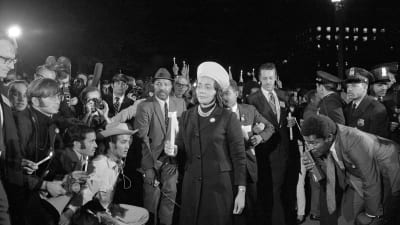 Medborgarrättsaktivisten Coretta Scott King bär ett ljus i en stordemonstration mot Vietnamkriget den 15 oktober 1969 i Washington DC.