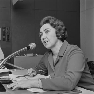 Ohjaaja Toini Vuoristo radiostudiossa mikrofonin ääressä 1968.