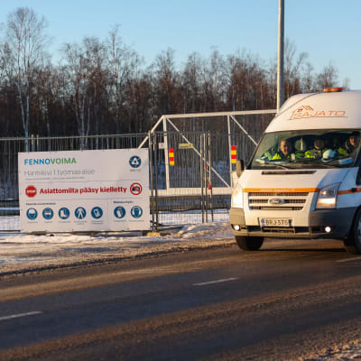 Hanhikivi 1 ydinvoimalan rakennusalueen portilla oleva kieltokyltti. Pyhäjoen Hanhikivelle rakennettava ydinvoimalaitos Hanhikivi 1 on Fennovoiman rakennushanke, jossa venäläinen Rosatom on mukana.