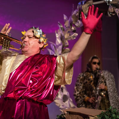På bilden syns skådespelaren Paul Holländer i rollen som Julius Caesar. 