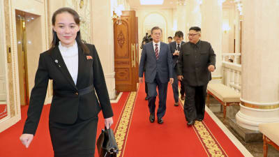 Kim Yo-jong (till vänster) i september 2018 under ett möte mellan Sydkoreas president Moon Jae-in och Nordkoreas ledare Kim Jong-un (båda i bakgrunden) i Pyongyang.