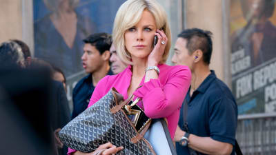 Gretchen Carlson (Nicole Kidman) talar i mobilen ute på gatan.