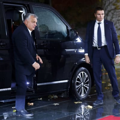 Viktor Orban stiger ur en svart skåpbil
