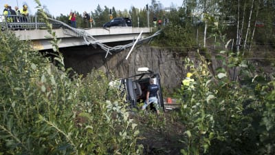 Oycksbussen ligger på järnvägsspåret nedanför bro.