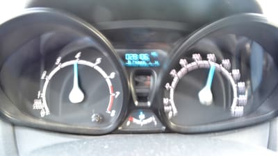 suddiga hastighetsmätare i bil