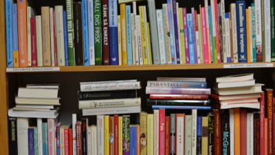massor av böcker i en bokhylla, fullproppat