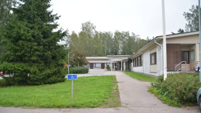 En byggnad i Sjundeå där bäddavdelningen och hälsocentralen finns.