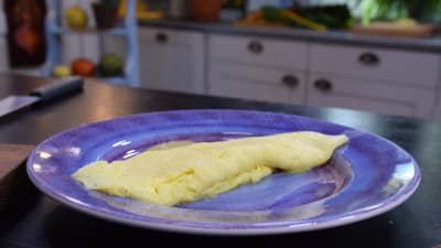 Enkel fransk omelett på en tallrik