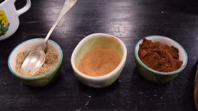 Kryddor i olika skålar på ett bord