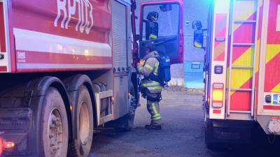 Brandman och brandbil utanför kraftverket på Vasklot i Vasa.