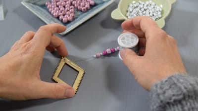 Händer, reflexpärlor, reflextråd och smyckestillverkning