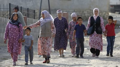 En grupp barn och kvinnor flyr undan strider mellan Kirgizistan och Tadzjikistan i distriktet Batken