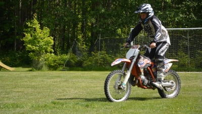 Arttu Antikainen kör motocross.