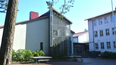 Fasaden till Källhagens skola och Virkby gymnasium.