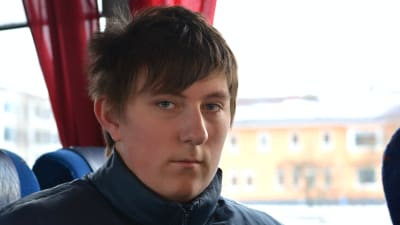 Närbild på Andreas Djupsjö på buss från Ekenäs.