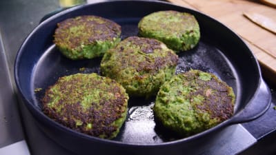 Stekta broccolibiffar i en panna