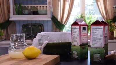 Kankaaseen kääritty juustoseos lävikössä pöydällä 