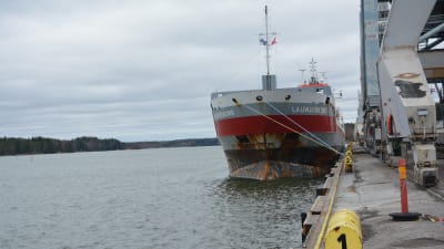 Den nederländska båten Lauwersborg förtöjd vid Fortums kajplats i Ingå hamn.