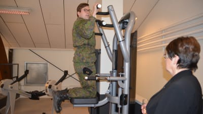 Undersergeant Johan Hietanen provar nya gymet i Nylands brigad.