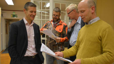 Herkko Plit, vd för Baltic Connector, tittar på Kristian Westerholm karta. Jan Wasström visar en karta åt Tom Främling från Baltic Connector.