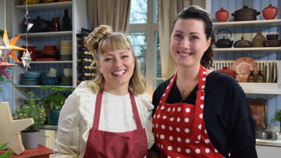 Porträtt av tv-programmet Strömsös programledare Elin Skagersten-Ström tillsammans med den kvinnliga gästen Nathalie Aurén som är matkreatör och matskribent.