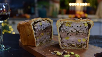 Delad julpaté på en skärbräda