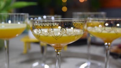 Coctaillasi keltaisella drinkillä.