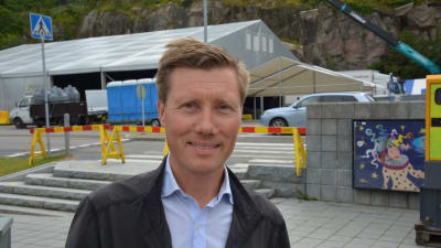 Henri Kulmala framför byggarbetsplats.