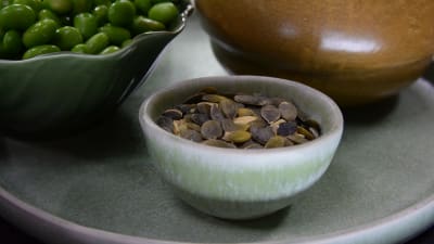 Pumpafrön i en skål på ett bord