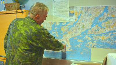 Tom Nilsson visar Syndalen på kartan.