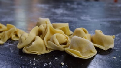 Tortellini pasta på ett bord
