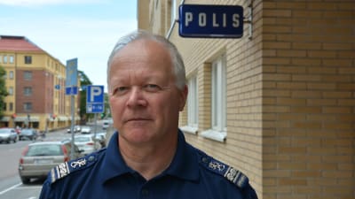 Kommissarie Timo Malinen står utanför polisstationen i Åbo.