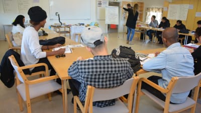 Elever lär sig finska i Lärkkulla.
