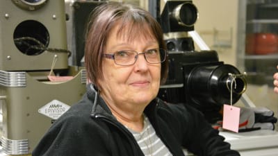 kvinna invid museiföremål