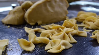 Egen gjord pasta i olika former i ett kök.
