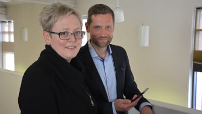 Nordeas kontorschef Maj-Lis Silén och regionchef Miikka Salminen tror på digital service.