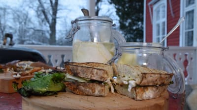 Portion med Strömsös club sandwich med färskrökt abborre och grillad sallad