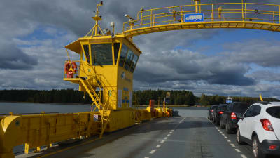 En färja som kör bilar över vatten.