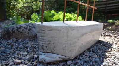 Klätterstödsfot av betong med formen av en säck