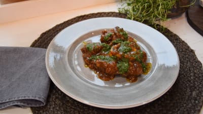 En portion Osso Bucco, en italiensk klassisk rätt på en tallrik