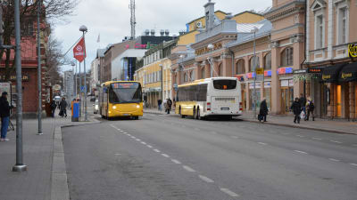 Bussar på Eriksgatan i Åbo.