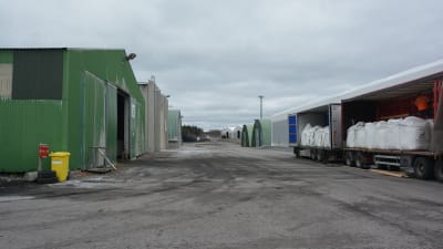 Lagerhallar på Inkoo Shippings område i Ingå hamn.