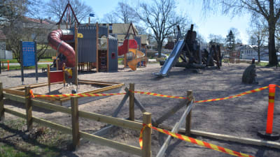 En lekpark som är avgränsad med band.